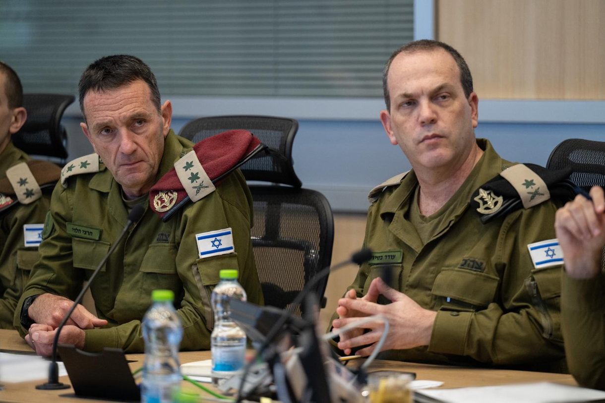 El jefe del Estado Mayor de Israel, Herzi Halevi (i), se reúne con a la cúpula militar este martes en Tel Aviv (Israel). El Ejército israelí está evaluando la situación tras la explosión de cientos de dispositivos buscapersonas del grupo chií Hizbulá en Líbano, pero de momento no hay cambios en las directrices militares. (Foto del Ejército Israelí)