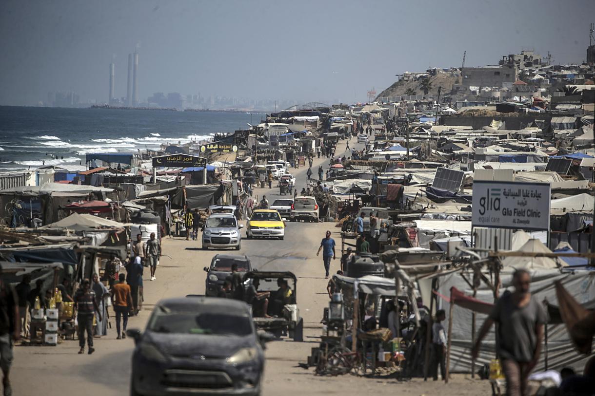 Fotografía del 18 de septiembre de 2024 en donde se observan refugios de palestinos desplazados en la playa de Deir Al Balah, en el centro de la Franja de Gaza. (Foto de Mohammed Saber de la agencia EFE)