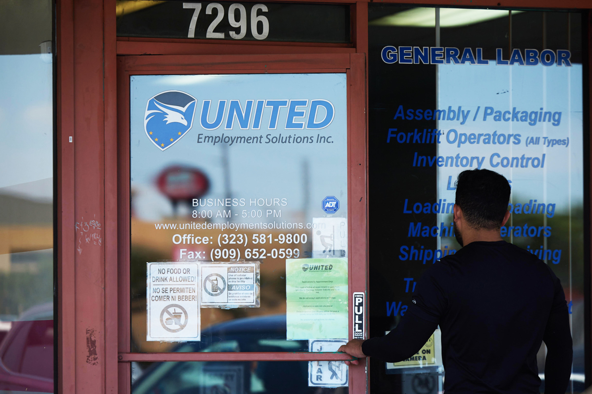 Fotografía de archivo del 2 de agosto de 2024 de una persona ingresando a una agencia de empleo en Los Ángeles, California (Estados Unidos). (Foto de Allison Dinner de la agencia EFE/EPA)