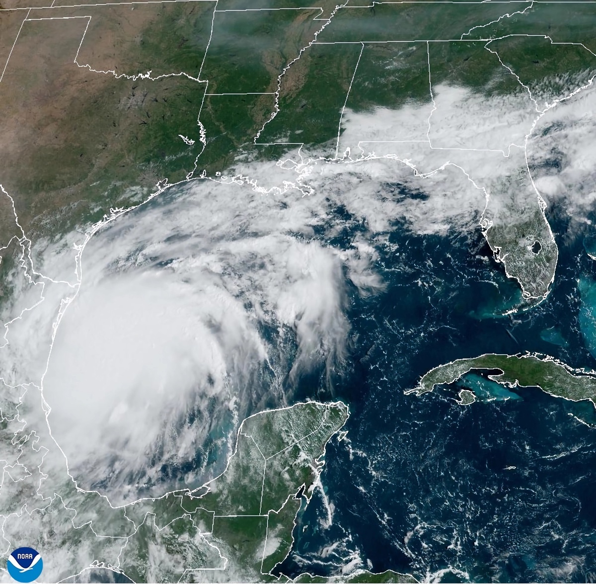 Fotografía satelital cedida este lunes por la Oficina Nacional de Administración Oceánica y Atmosférica (NOAA) a través del Centro Nacional de Huracanes (NHC) estadounidense donde se muestra la localización de la tormenta tropical Francine en el Golfo de México. (Foto de NOAA-NHC de la agencia EFE)