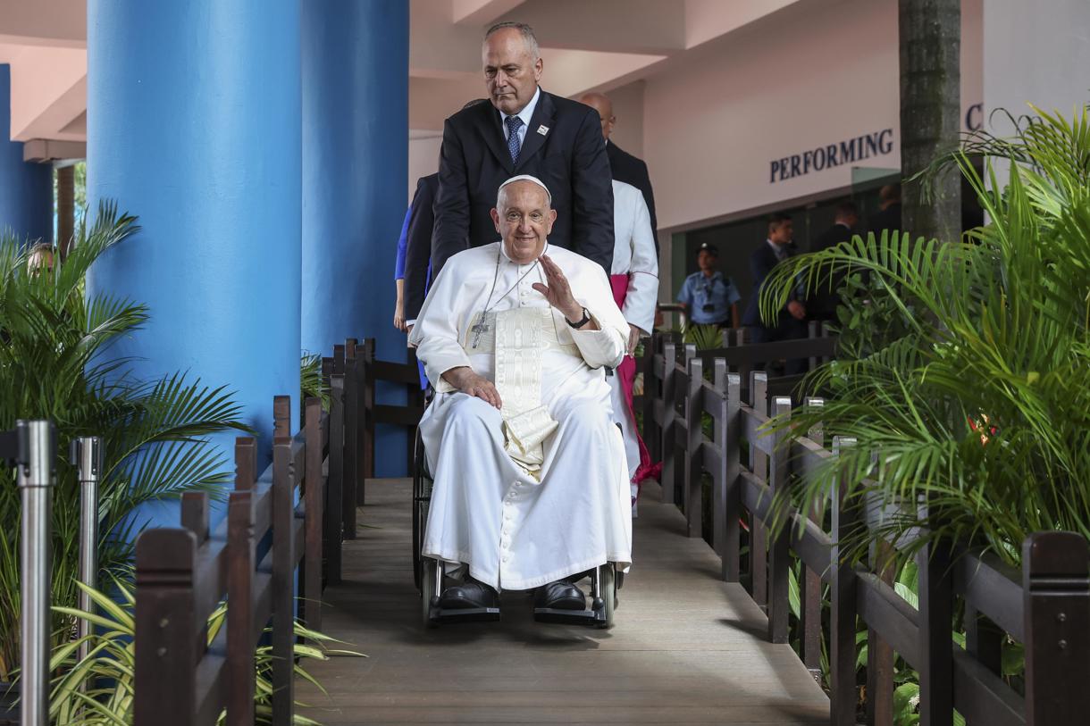 El Papa Francisco (C) saluda después de asistir a un encuentro interreligioso con jóvenes en el Catholic Junior College de Singapur, el 13 de septiembre de 2024. [Papá, República Guinea, Papúa-Nueva Guinea, Singapur, Timor Oriental] (Foto revista Cómo está joven para la agencia EFE/EPA)