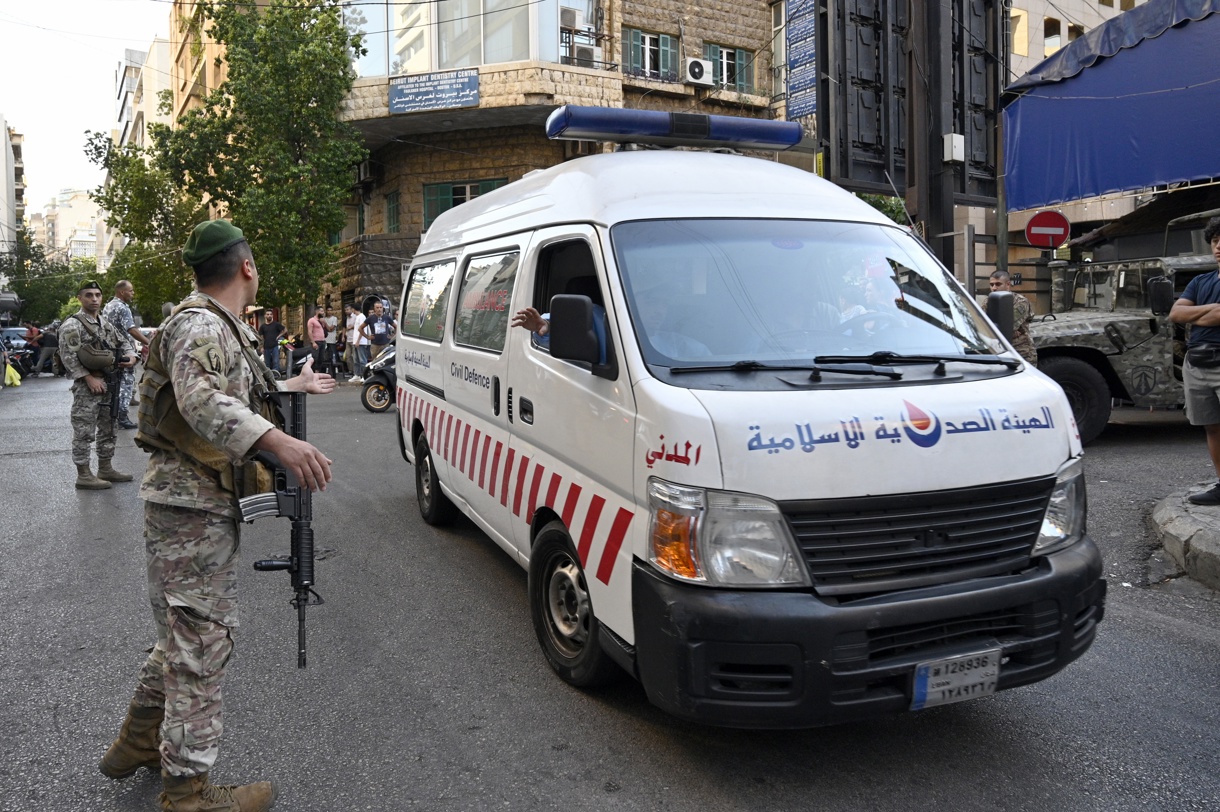 Una ambulancia llega al Centro Médico de la Universidad Americana de Beirut (AUBMC) después de un incidente que involucró los dispositivos inalámbricos de miembros de Hezbolá en Beirut, Líbano, el 17 de septiembre de 2024. (Líbano, Hizbulá/Hezbolá) (Foto de Wael Hamzeh de la agencia EFE/EPA)