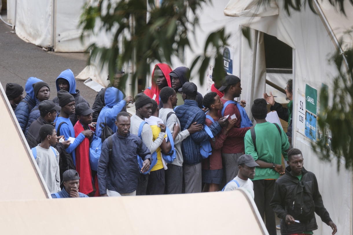 Un grupo de jóvenes migrantes camina este martes por los alrededores del Centro de Atención Temporal para Extranjeros de Las Raíces, situado en el municipio tinerfeño de La Laguna. (Foto de Alberto Valdés de la agencia EFE)