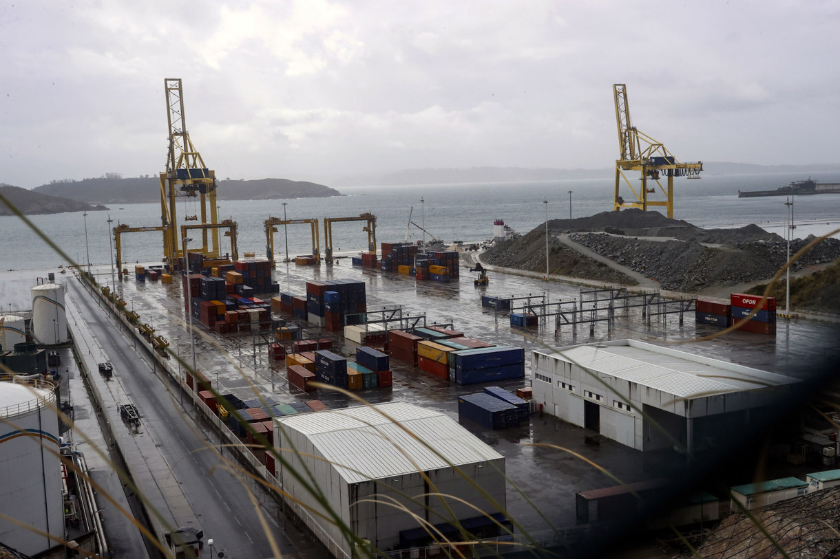 Vista del puerto del Ferrol en el marco de la firma de un acuerdo con la empresa hispano-china ATIUM_ARCFOX para la importación de vehículos a través de su terminal de contenedores, y al almacenamiento de los mismos en una nave en el puerto exterior de Ferrol. (Foto Kiko Delgado de la agencia EFE)