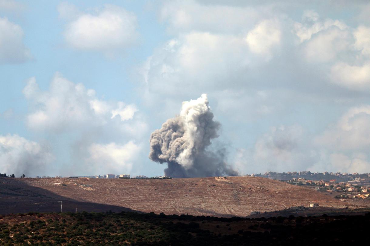 Fotografía de archivo en donde se ve el humo que se eleva después de un ataque aéreo israelí que tuvo como objetivo una aldea libanesa, visto desde la Alta Galilea, al norte de Israel, el 23 de septiembre de 2024. (Foto de Atef Safadi de la agencia EFE)