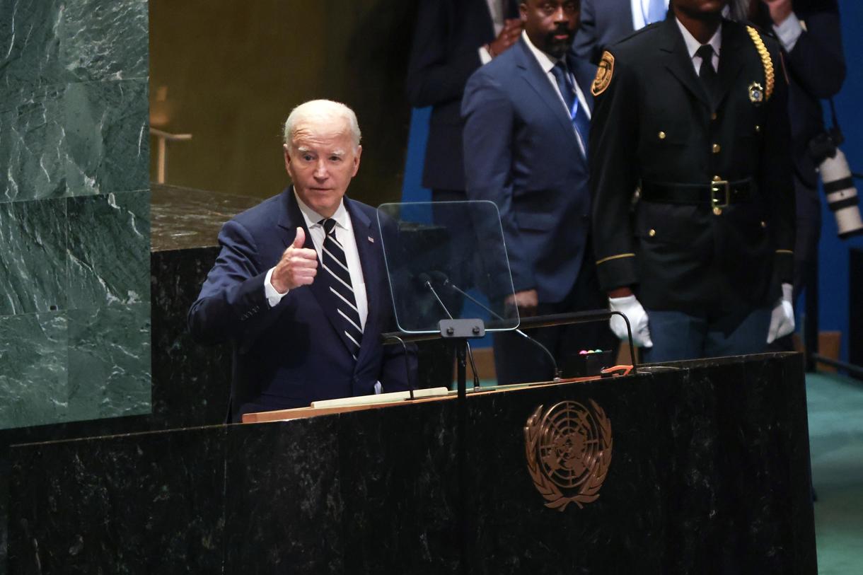 El presidente de Estados Unidos, Joe Biden, hace un gesto a la audiencia tras su discurso durante el debate general del 79º periodo de sesiones de la Asamblea General de las Naciones Unidas en la Sede de las Naciones Unidas en Nueva York. (Foto de Sarah Yenesel de la agencia EFE)