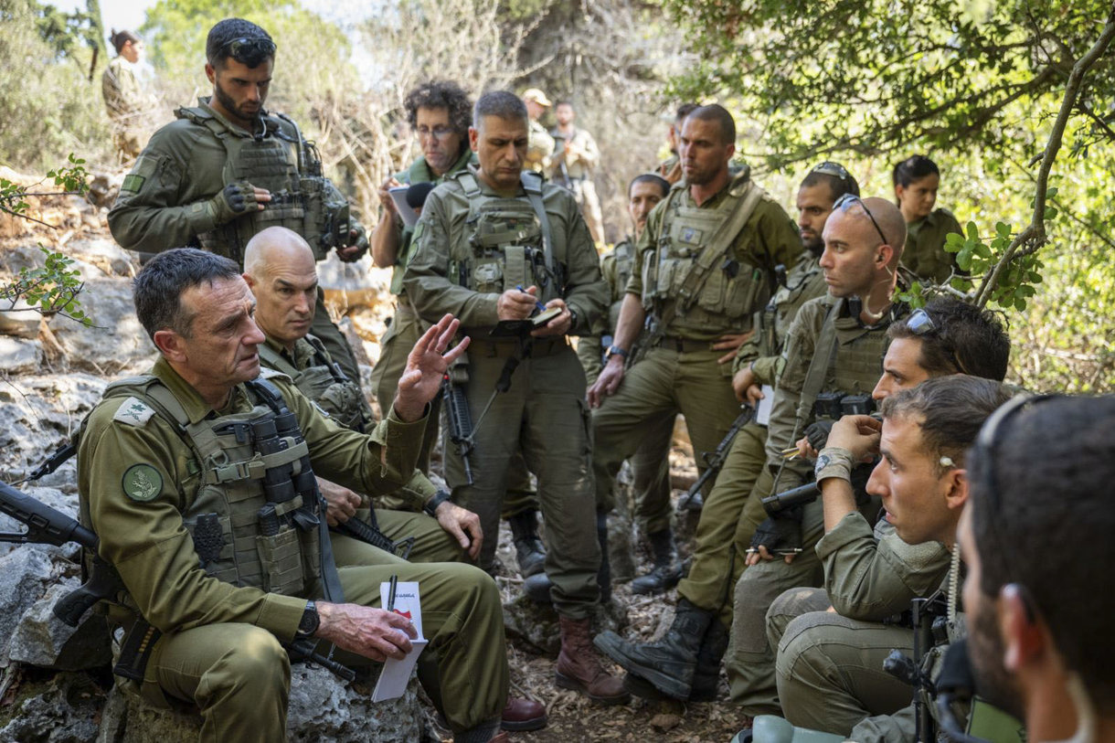 El Ejército israelí llamó a filas este miércoles a dos brigadas de soldados reservistas para realizar “misiones operativas” en el norte, en plena escalada de los ataques contra el grupo chií Hizbulá en Líbano. (Foto de IDF de la agencia EFE)