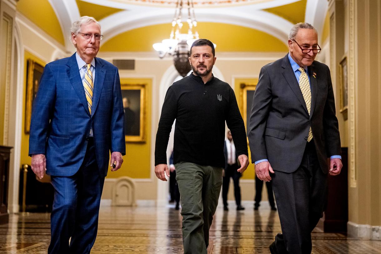 El líder de la mayoría en el Senado de EUA Chuck Schumer (d) y el senador Mitch McConnell (i) caminan junto al presidente de Ucrania, Volodímir Zelenski, en el Capitol de Estados Unidos en Washington (EUA). (Foto de Jim Lo Scalzo de la agencia EFE/EPA)