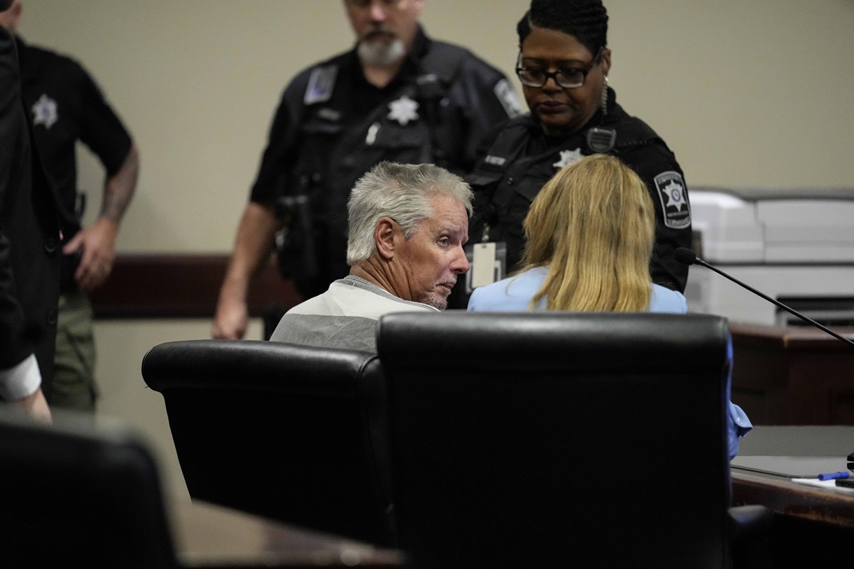 Colin Gray (c), padre de Colt Gray, autor del tiroteo en una escuela en Winder, Georgia (EUA) comparece en un tribunal del circuito de Piedmont. (Foto de Brynn Anderson de la agencia EFE/EPA)