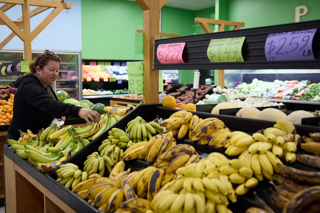 Fotografía de archivo del 9 de mayo de 2024 de una persona comprando alimentos en un supermercado en Los Ángeles, California (Estados Unidos). (Foto de Allison Dinner de la agencia EFE/EPA)