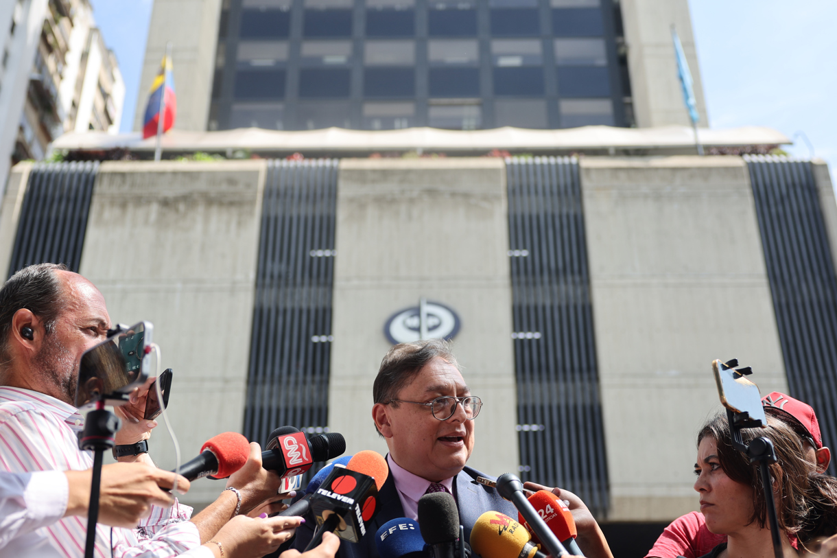 El abogado del opositor de la Plataforma Unitaria Democrática (PUD) Edmundo González, José Vicente Haro, ofrece declaraciones a su salida del Ministerio Público (Fiscalía), este miércoles, en Caracas (Venezuela). (Foto de Miguel Gutiérrez de la agencia EFE)