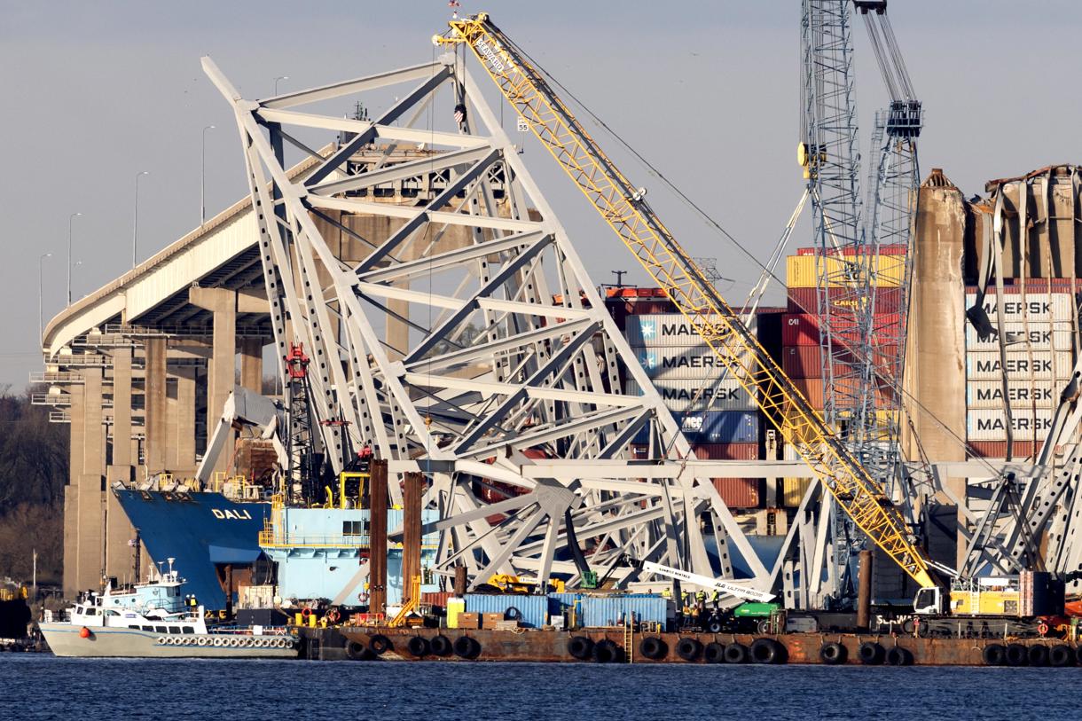 Fotografía de archivo del 5 de abril de 2024 del carguero Dali bajo los restos del puente Francis Scott Key, en Baltimore, Maryland (Estados Unidos). (Foto de Michael Reynolds de la agencia EFE)