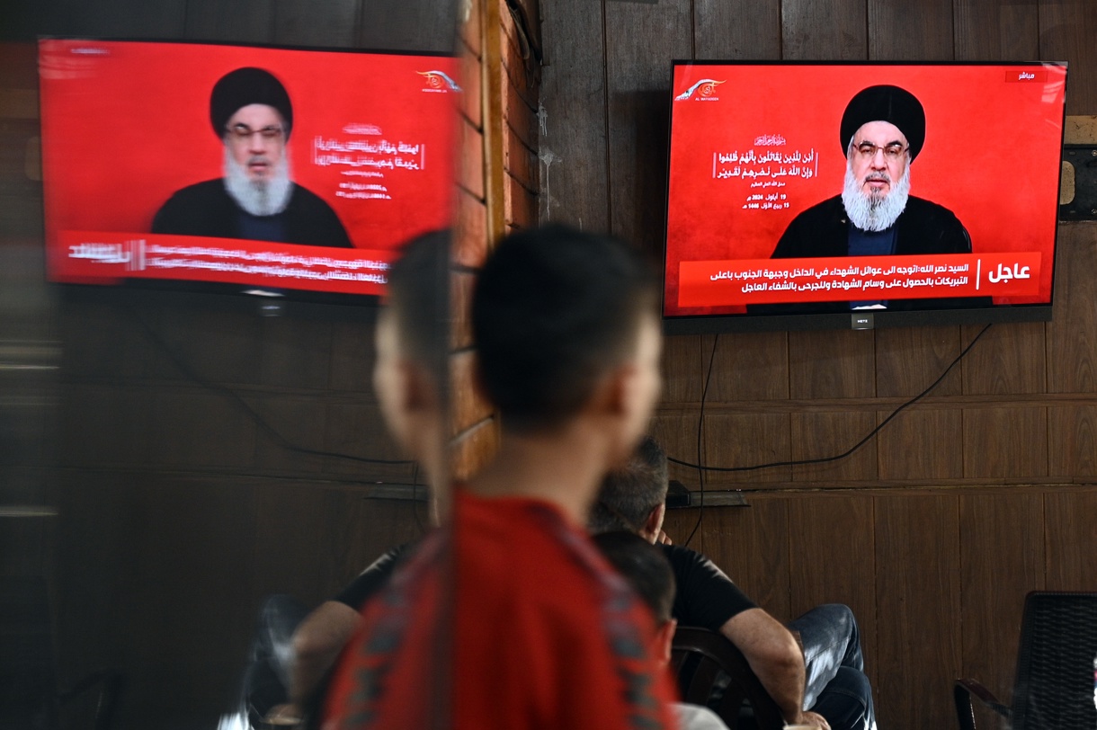 La gente observa al secretario general de Hezbolá, Hassan Nasrallah, pronunciando un discurso televisado en una cafetería en el suburbio sur de Beirut, Líbano, el 19 de septiembre de 2024. (Foto Wael Hamzeh de la agencia EFE/EPA)