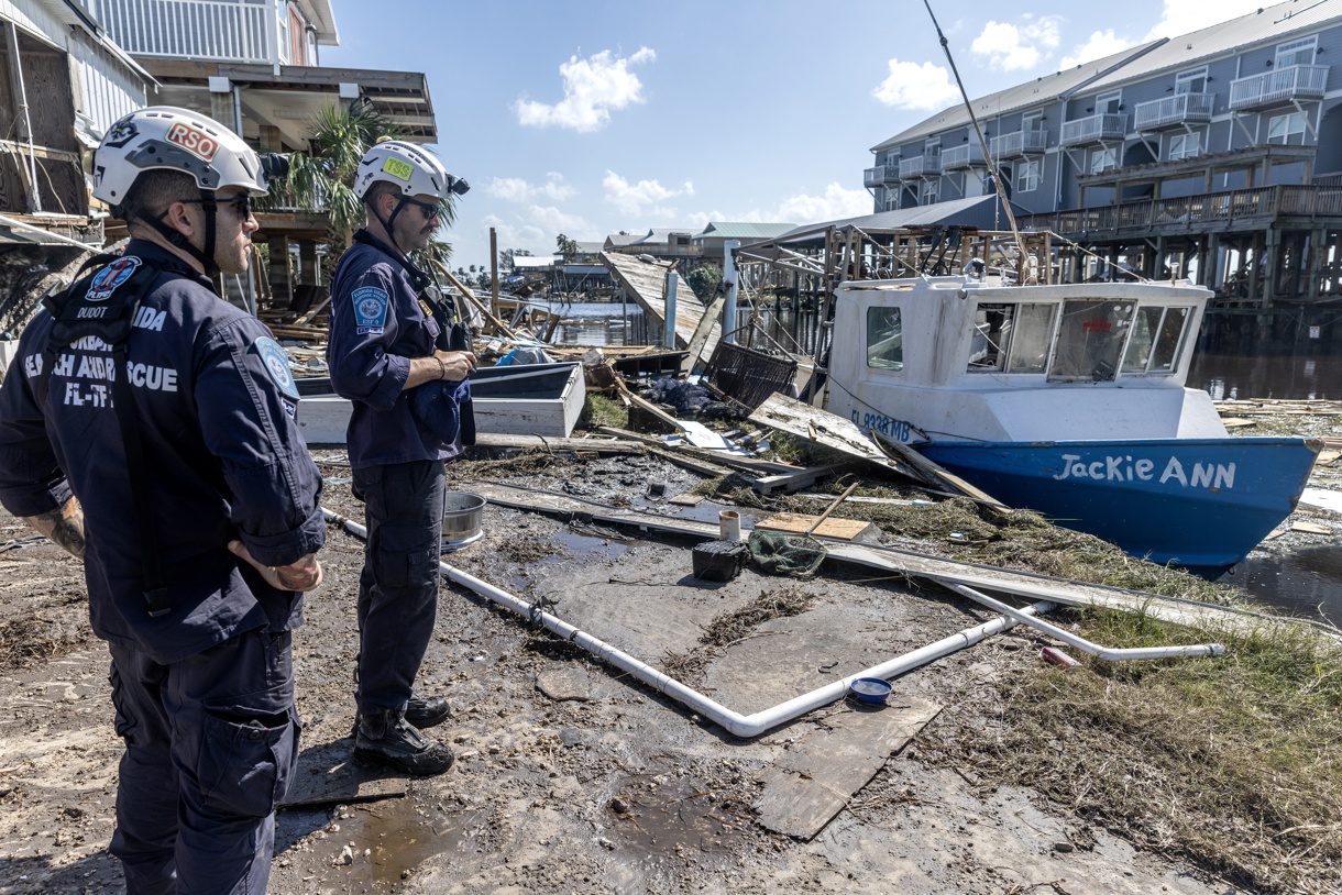 Miembros del equipo de Búsqueda y Rescate Urbano trabajan en los escombros dejados por el huracán Helene en Keaton Beach, Florida. (Foto de Cristóbal Herrera-Ulashkevich de la agencia EFE/EPA)