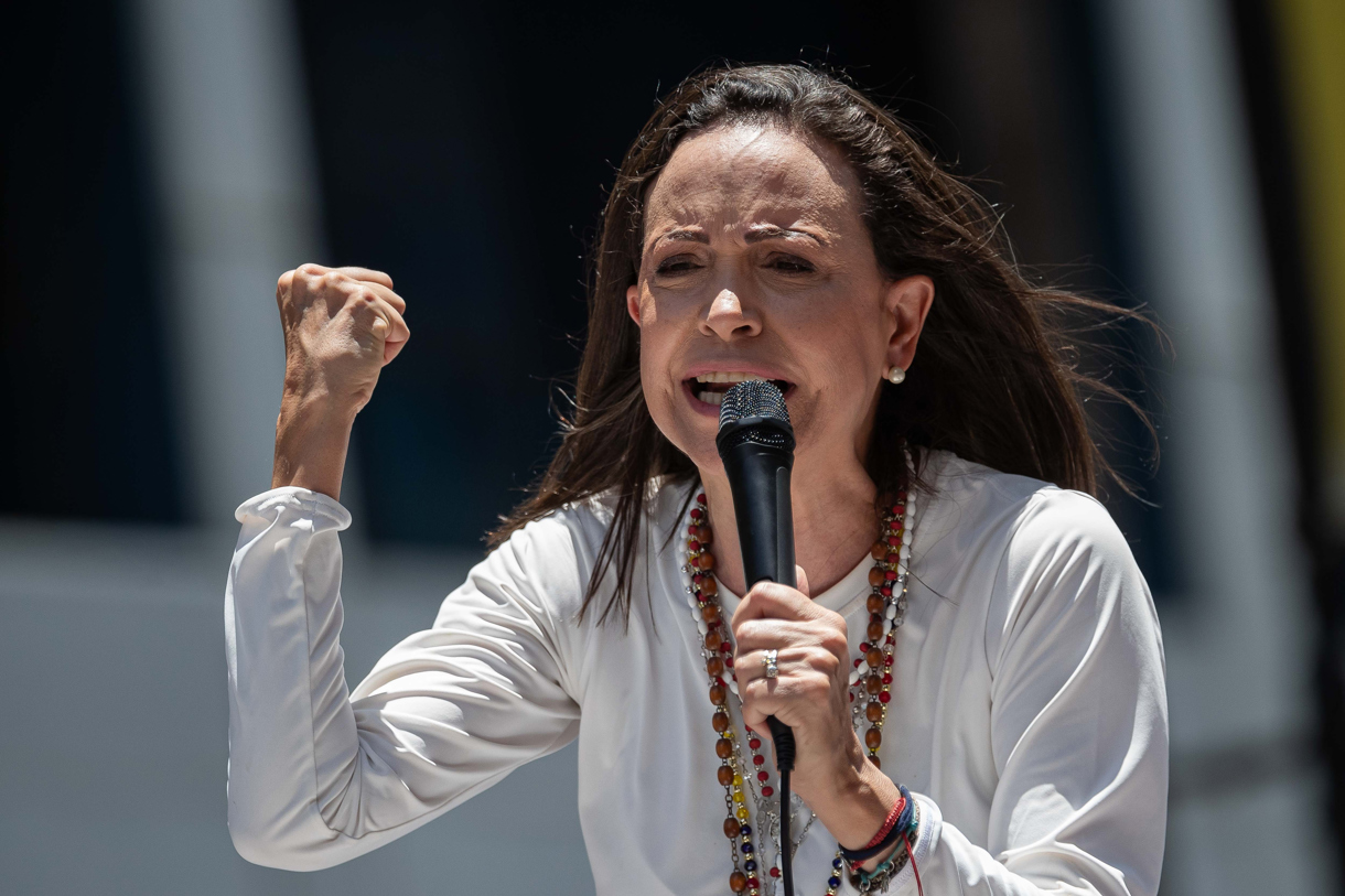 Fotografía de archivo del 28 de agosto de 2024 de la líder opositora venezolana, María Corina Machado, mientras pronuncia un discurso en una manifestación en Caracas (Venezuela). (Foto de Ronald Peña de la agencia EFE)