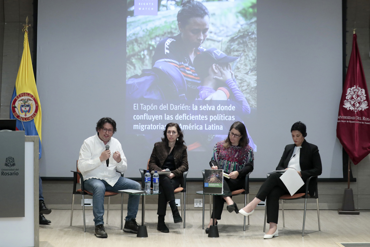 El investigador del Observatorio de Venezuela, Ronal Rodríguez (i), la directora del Observatorio de Venezuela, Francesca Ramos (2i), la directora de la división de las Américas de Human Rights Watch, Juanita Goebertus (2d) y la directora ejecutiva de Human Rights Watch, Tirana Hassan (d), asisten este miércoles a la presentación del informe “El Tapón del Darién: la selva donde confluyen las deficientes políticas migratorias de América Latina” en Bogotá (Colombia). (Foto de Carlos Ortega de la agencia EFE)