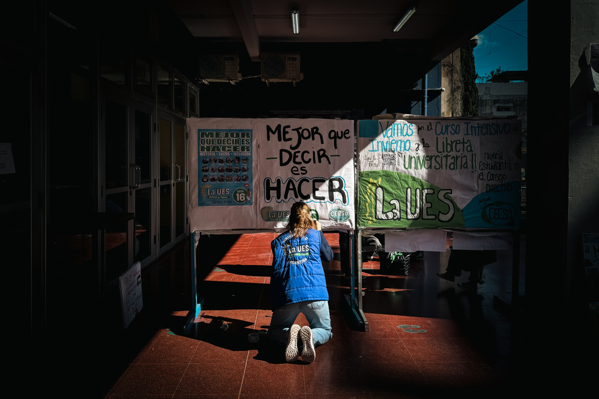 Fotografía de archivo del 12 de agosto de 2024 de una mujer que pinta un cartel en la Facultad de Ciencias Sociales de la UBA, durante una huelga de 72 horas convocada por el personal de la universidad pública (profesores y no docentes), en Buenos Aires (Argentina). (Foto de Juan Ignacio Roncoroni de la agencia EFE)