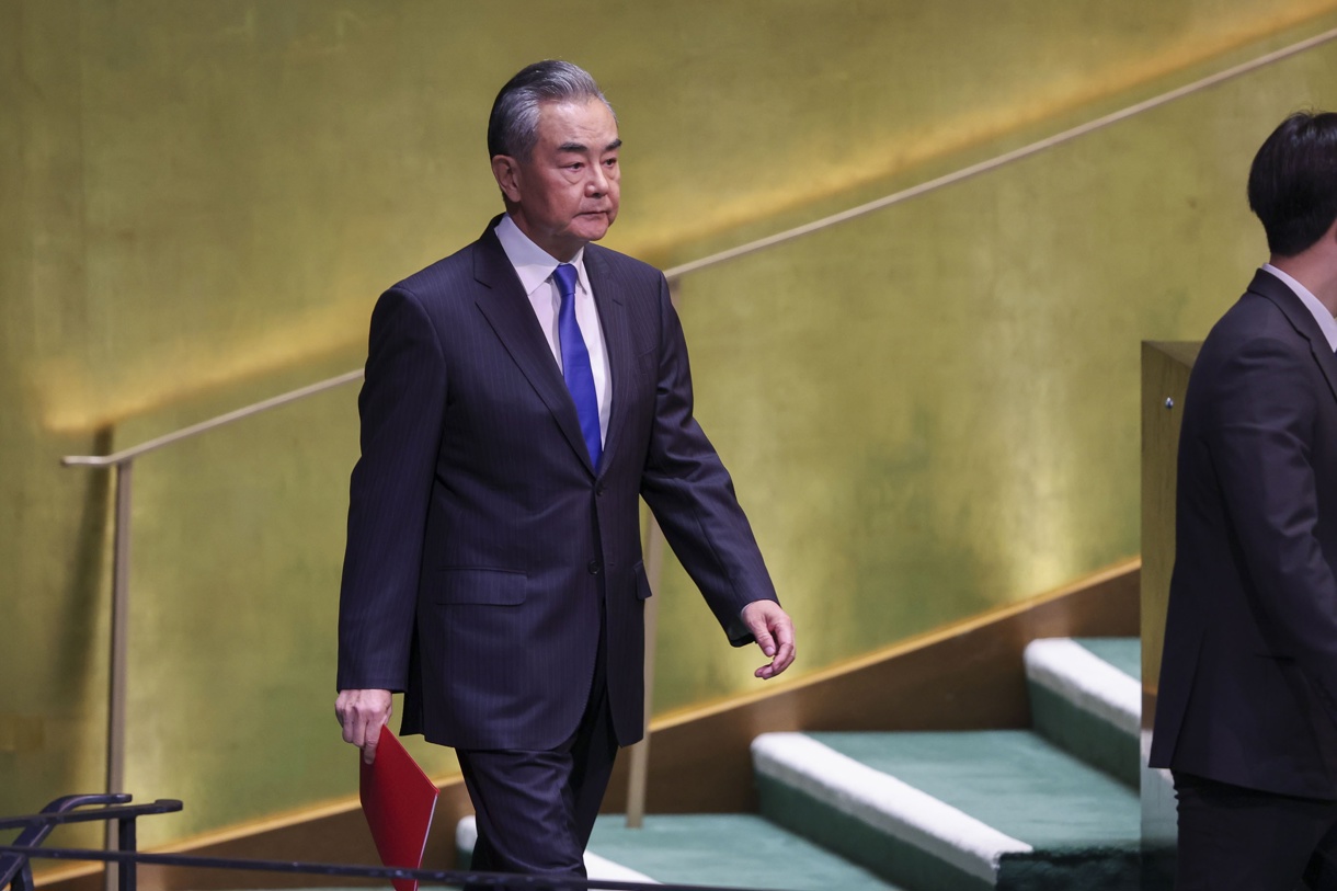 El ministro de Relaciones Exteriores de la República Popular China, Wang Yi (izq.), se acerca al podio para hablar durante la “Cumbre del Futuro” que se celebra antes del Debate General de esta semana del 79º período de sesiones de la Asamblea General de las Naciones Unidas, en la Sede de la ONU en Nueva York, EUA, 23 de septiembre de 2024. (Foto de Sarah Yenesel de la agencia EFE/EPA)