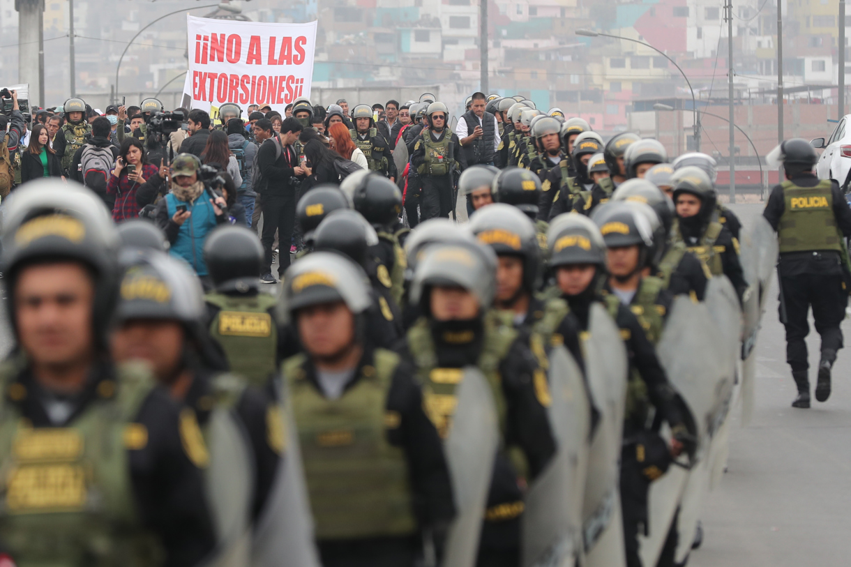 Policías resguardan una vía durante una manifestación de transportistas este jueves en Lima (Perú). (Foto de Paolo Aguilar de la agencia EFE)