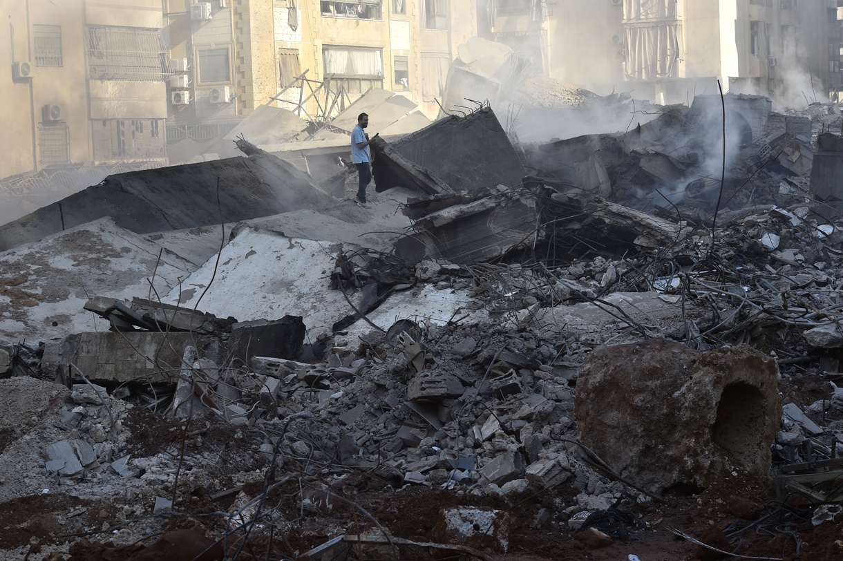 Un hombre inspecciona edificios destruidos en el barrio Haret Hreik al sur de Beirut (Líbano). (Foto de Wael Hamzeh de la agencia EFE/EPA)