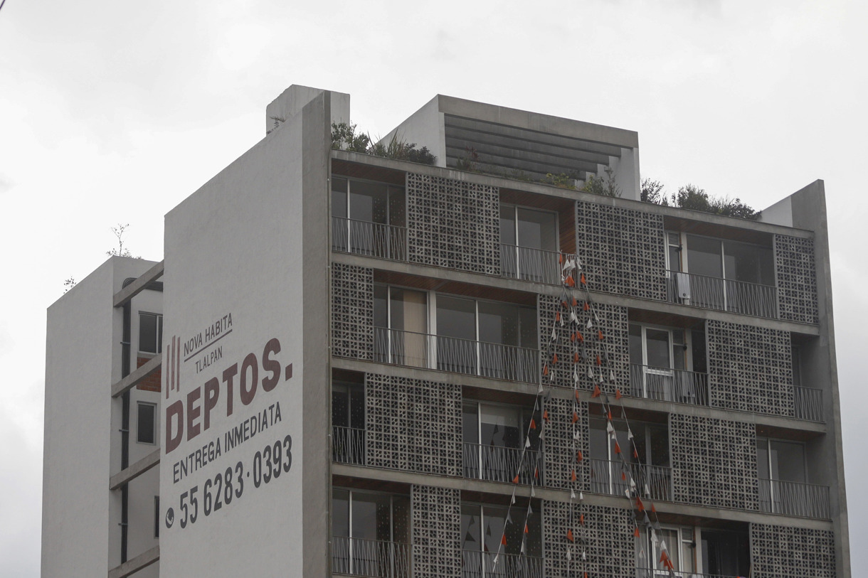 Fotografía de archivo donde se observa anuncios de ventas de departamentos y propiedades por inmobiliarias, en la Ciudad de México (México). (Foto de archivo de Isaac Esquivel de la agencia EFE)