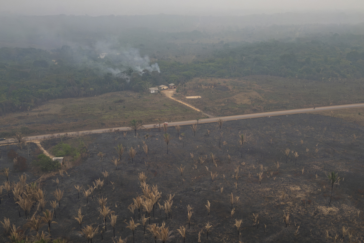 Fotografía aérea de un incendio forestal cerca a viviendas este 9 de septiembre de 2024, en Porto Velho (Brasil). (Foto de Isaac Fontana de la agencia EFE)