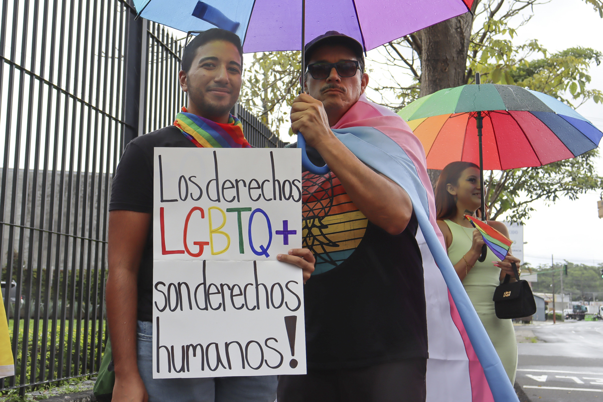 Fotografía de archivo del 3 de julio de 2024 de 2 personas que participan en una manifestación con motivo del Día del Orgullo LGTBI, en San José (Costa Rica). (Foto de Douglas Marín de la agencia EFE)