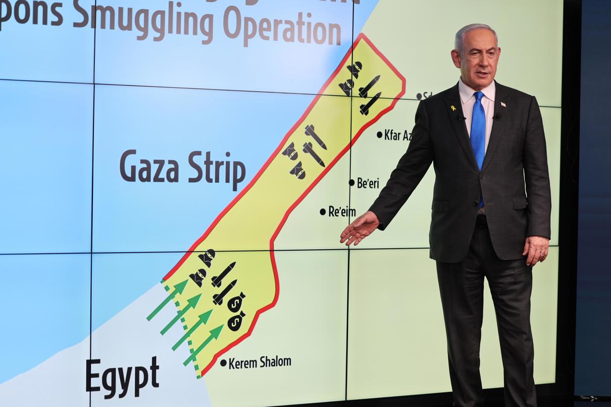 El primer ministro israelí, Benjamín Netanyahu, se encuentra ante un mapa de la Franja de Gaza durante una conferencia de prensa para los medios internacionales en la oficina de prensa del Gobierno en Jerusalén, el 4 de septiembre de 2024. (Foto de Abir Sulta de la agencia EFE/EPA)