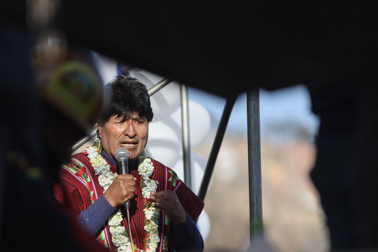 El expresidente de Bolivia y líder del oficialismo, Evo Morales, se dirige a sus seguidores durante un evento este lunes, en La Paz (Bolivia). (Foto de Luis Gandarillas de la agencia EFE)