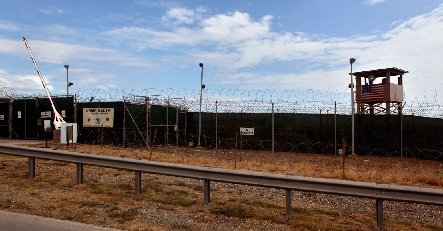 Fotografía de archivo revisada por las Fuerzas Armadas de Estados Unidos donde se muestra una torre de guardia en el centro de detención de la Base Naval estadounidense en la Bahía de Guantánamo, Cuba. (Foto de Brennan Linsley de la agencia EFE)