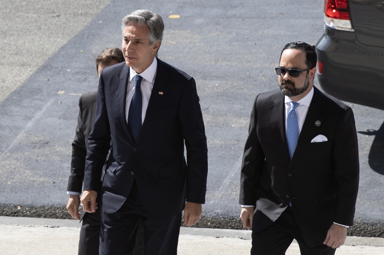 El secretario de Estado de los EUA, Anthony Blinken (i), llega al Palacio Nacional para sostener un encuentro con el presidente de República Dominicana, Luis Abinader, este viernes 6 de septiembre de 2024, en Santo Domingo (República Dominicana). (Foto Orlando Barría de la agencia EFE)