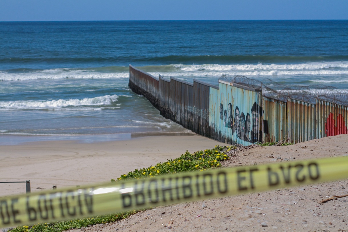 Vista general de una playa de Tijuana a un lado del muro divisorio entre México y EUA en la ciudad fronteriza de Tijuana, estado de Baja California (México). (Foto de Joebeth Terríquez de la agencia EFE)