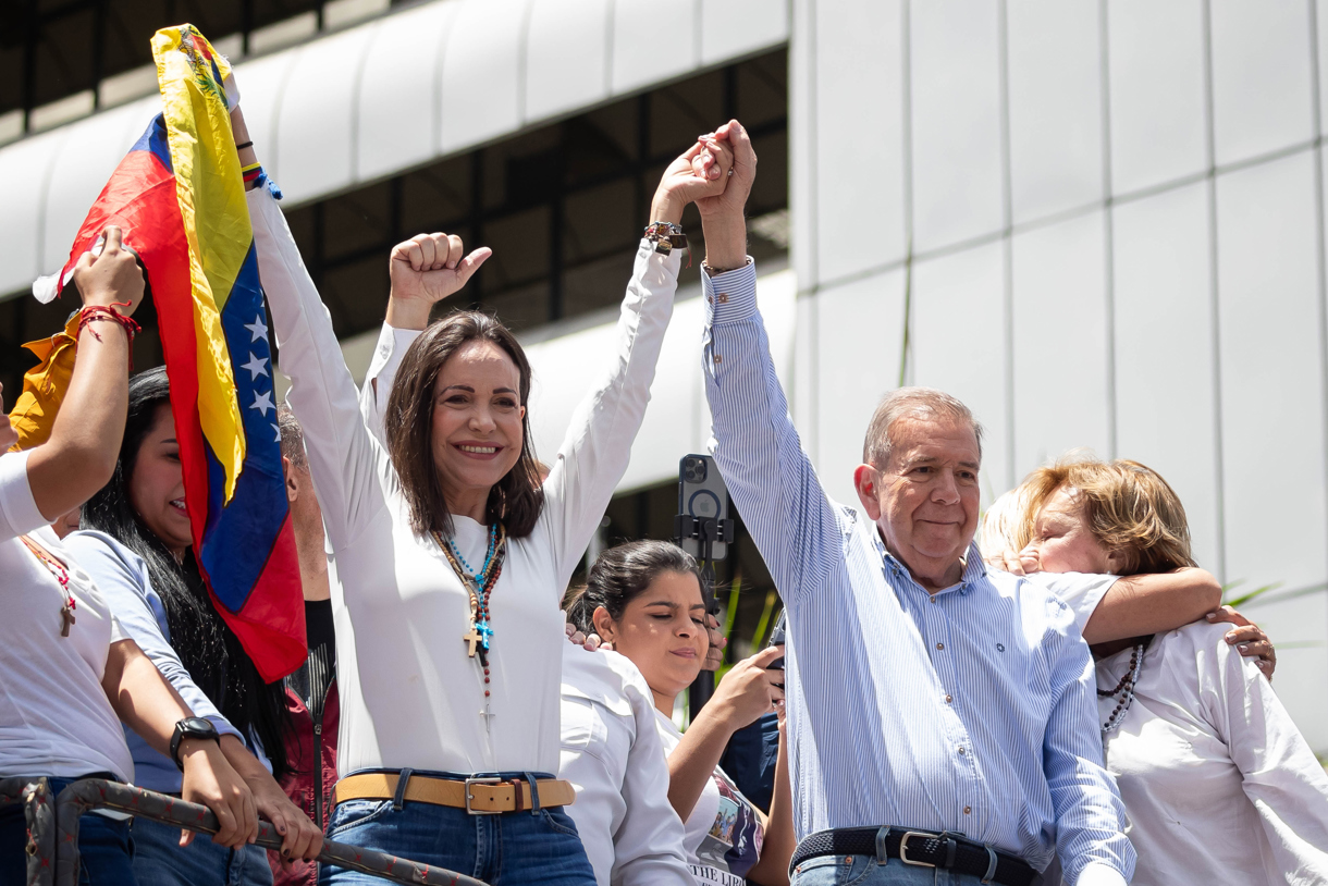 Fotografía de archivo de los líderes opositores venezolanos María Corina Machado (i) y Edmundo González Urrutia en una manifestación en Caracas. (Foto de Ronald Peña R. de la agencia EFE)