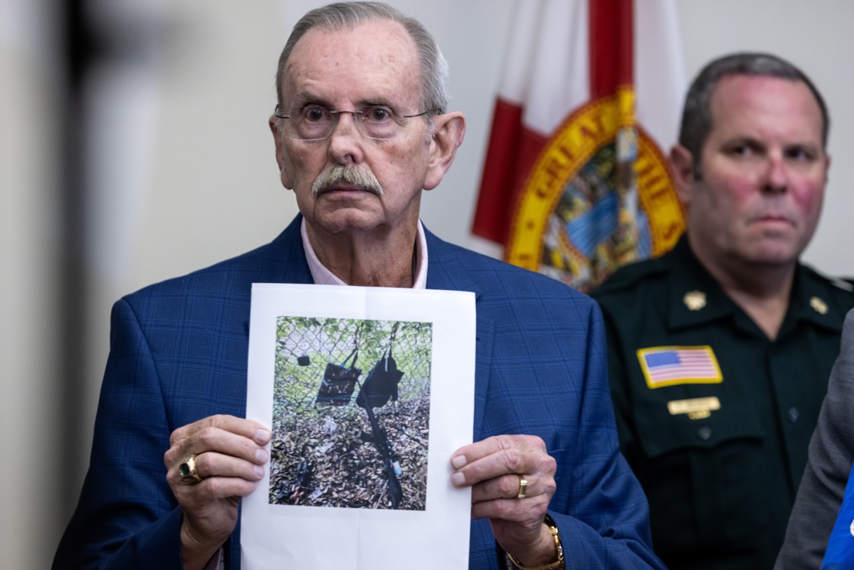 Fotografía de archivo del sheriff Ric Bradshaw mientras muestra una foto de los elementos que se encontraron junto a la valla del campo de golf perteneciente al expresidente Donald Trump en Palm Beach (Florida). (Foto de Cristóbal Herrera-Ulashkevich de la agencia EFE/EPA)