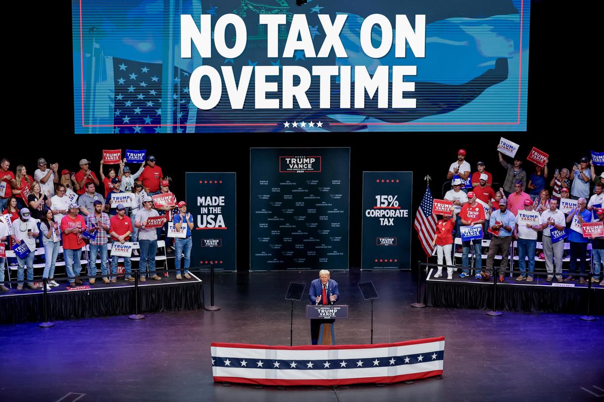 El expresidente estadounidense y candidato presidencial republicano Donald Trump (centro) participa en un evento de campaña sobre el cambio del código tributario y la promoción de la industria manufacturera estadounidense en el Teatro Johnny Mercer en Savannah, Georgia, EUA, el 24 de septiembre de 2024. (Foto de Erik S. Lesser de la agencia EFE/EPA)