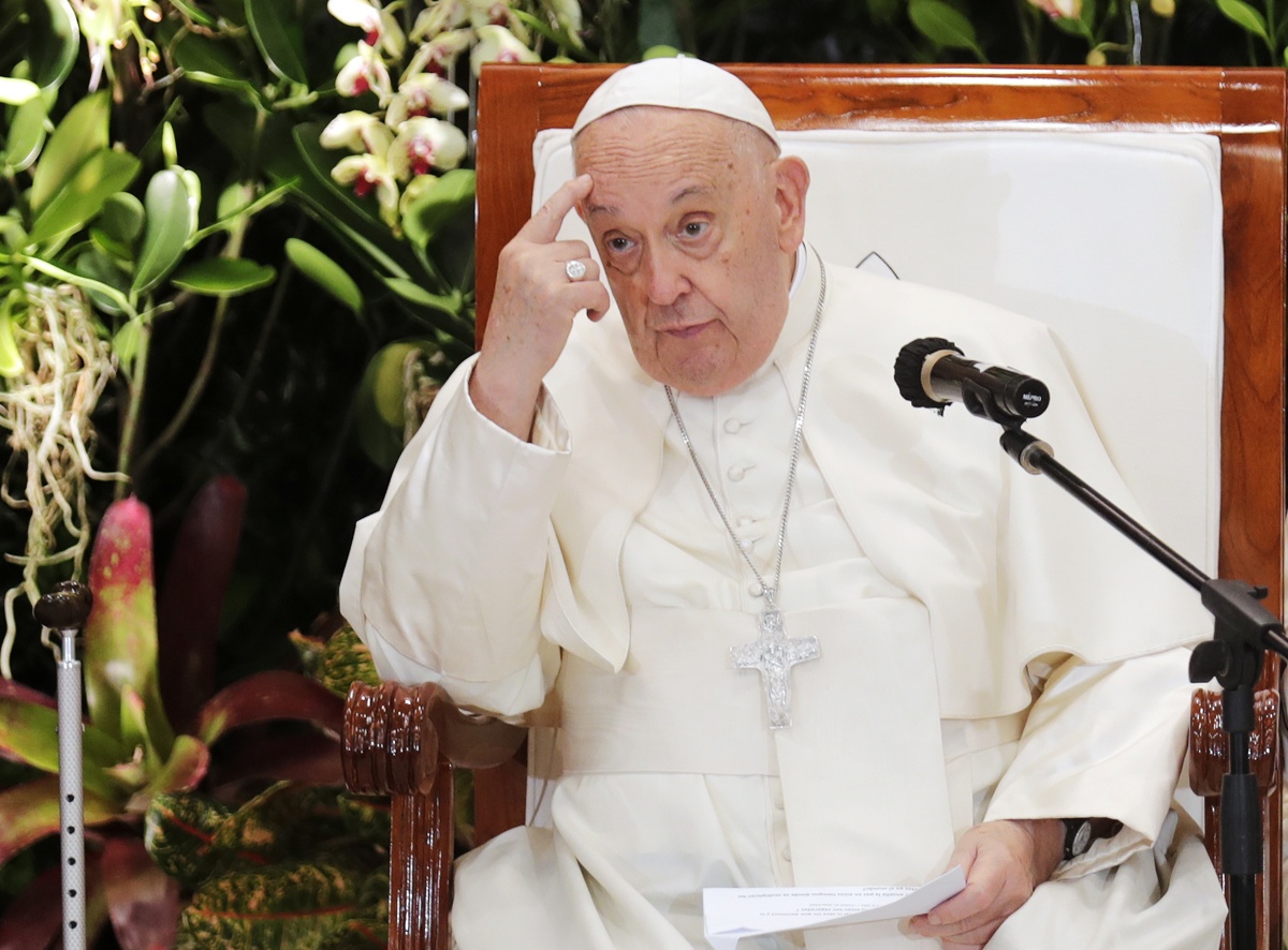 Fotografía de archivo en donde se ve al Papa Francisco durante su visita a Indonesia. (Foto de Bagus Indahono de la agencia EFE)