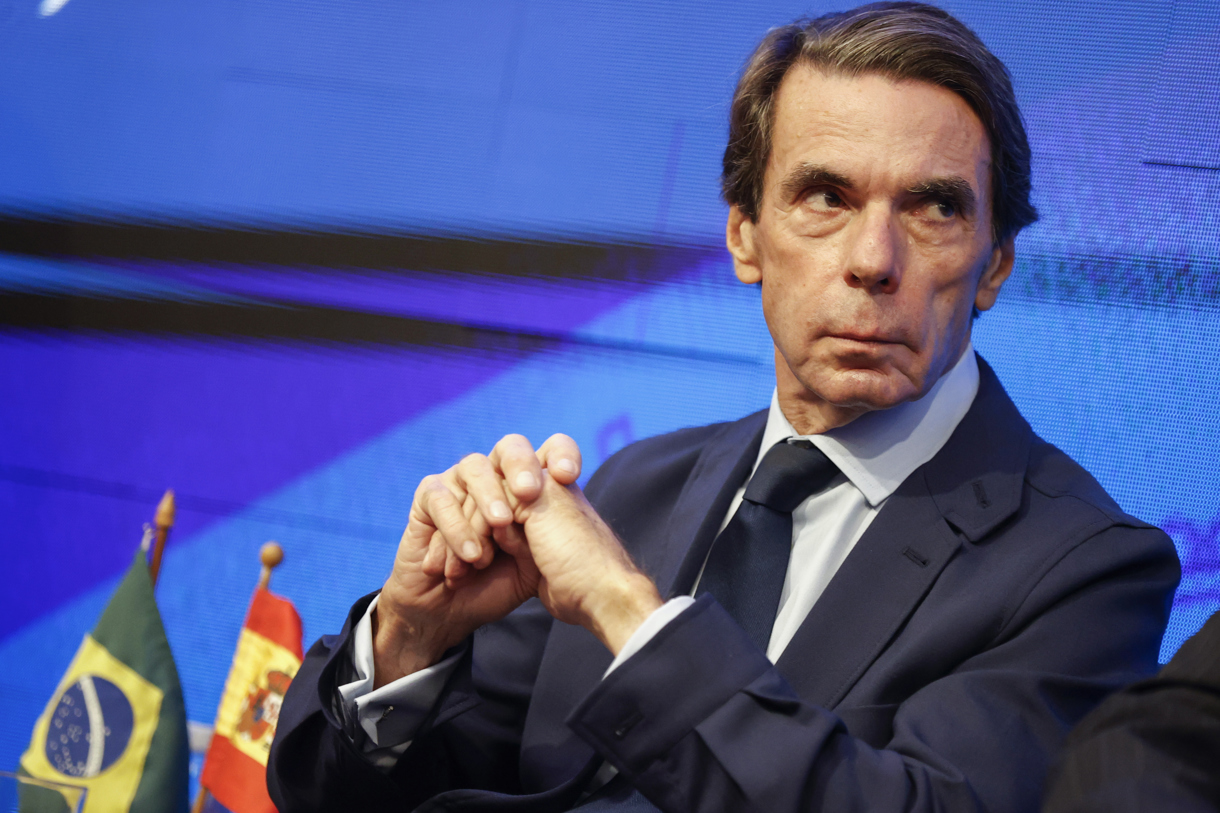 El expresidente del Gobierno español, José María Aznar, habla durante una conferencia este lunes, en la Asociación Comercial de São (Brasil). (Foto de Sebastiao Moreira de la agencia EFE)