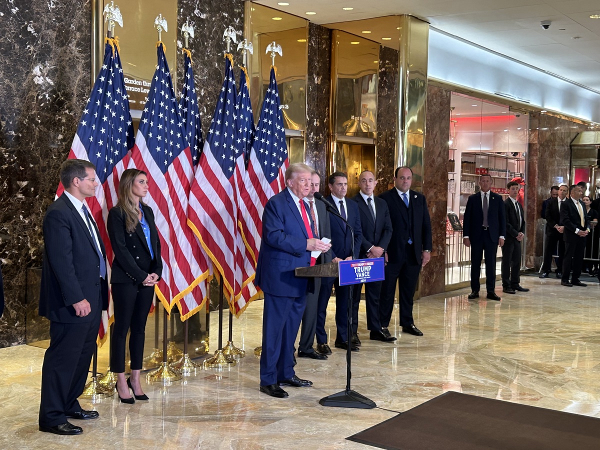 El expresidente y candidato a la presidencia, Donald Trump, habla durante una conferencia de prensa este viernes en el vestíbulo de la Torre Trump en Nueva York (EUA). (Foto de Javier Otazu de la agencia EFE)