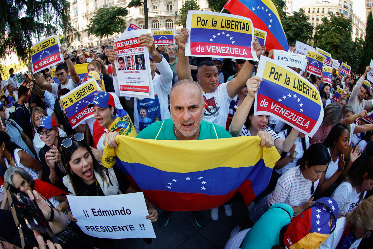 La gente participa en una protesta en Madrid, España, el 10 de septiembre de 2024, para pedir la victoria del candidato presidencial opositor venezolano Edmundo González Urruti en las elecciones del 28 de julio, que son objeto de denuncias de fraude. (Foto de Rodrigo Jiménez de la agencia EFE)