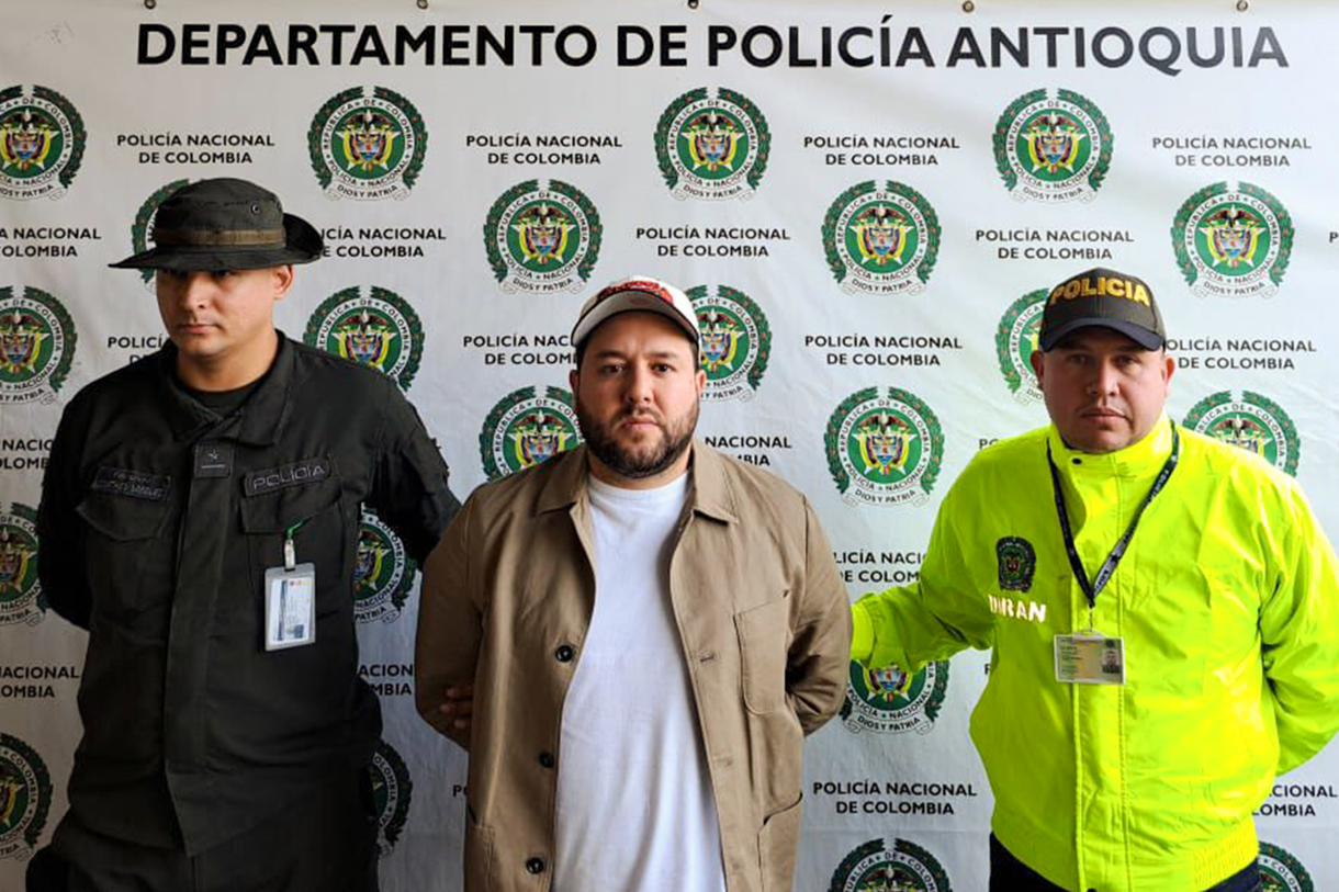 Fotografía cedida hoy por la Policía Nacional de Colombia que muestra al ciudadano mexicano, Ángel Josué Velázquez Bravo (c), durante su captura en Medellín (Colombia). (Foto de la Policía Nacional de Colombia)