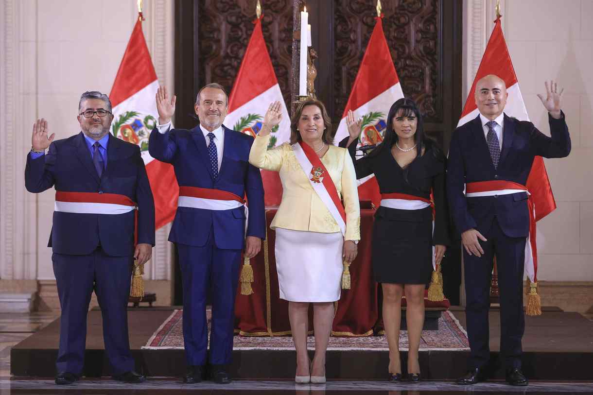 Fotografía difundida por el Palacio de Gobierno de Perú de la presidenta de Perú, Dina Boluarte, con los nuevos ministros Fabricio Valencia, ministro de Cultura (1i), Elmer Schialer Salcedo, ministro de Relaciones Exteriores (2i), Ursula Desilú León, ministra de Comercio Exterior y Turismo (2d) y Durich Whittembury (1d) ministro de Vivienda, Construcción y Saneamiento este martes, en el palacio de Gobierno en Lima (Perú). (Foto de Palacio De Gobierno De Perú de la agencia EFE)