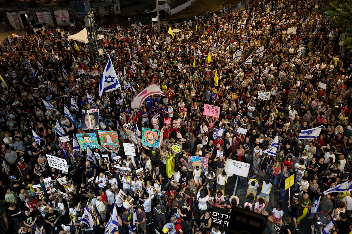 Imagen de una protesta para pedir la liberación inmediata de los rehenes israelíes retenidos por Hamas en Gaza, en Tel Aviv, Israel, el 31 de agosto de 2024. (Foto de Atef Safadi de la agencia EFE/EPA)