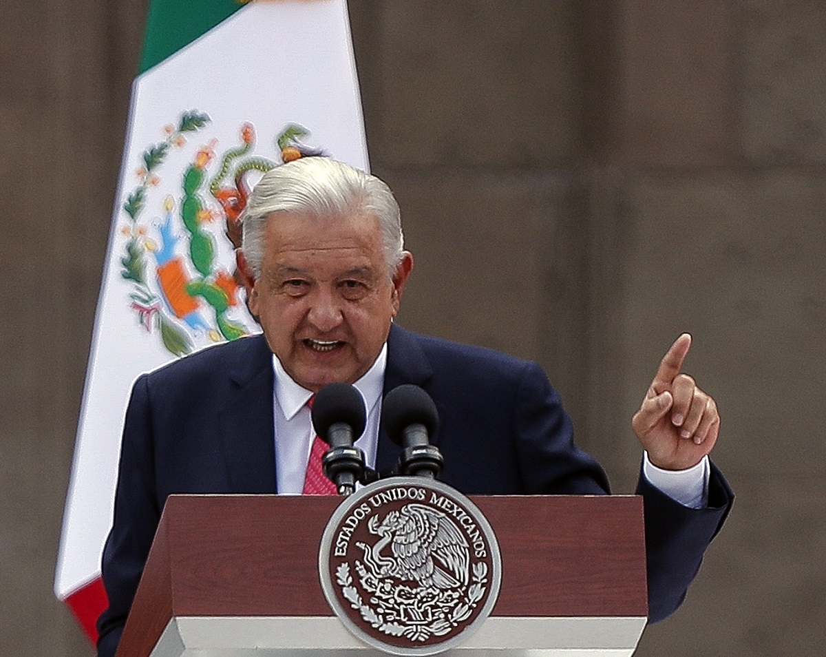 El presidente Andrés Manuel López Obrador, habla durante el sexto informe de gobierno este domingo, en el Zócalo de Ciudad de México (México). (Foto de Isaac Esquivel de la agencia EFE)