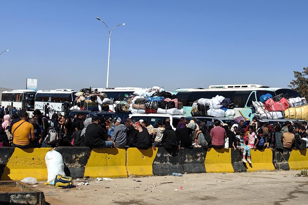 Desplazados libaneses que huyen de los bombardeos esperan en la frontera con Siria. (Foto de ACNUR retomada por la agencia EFE)