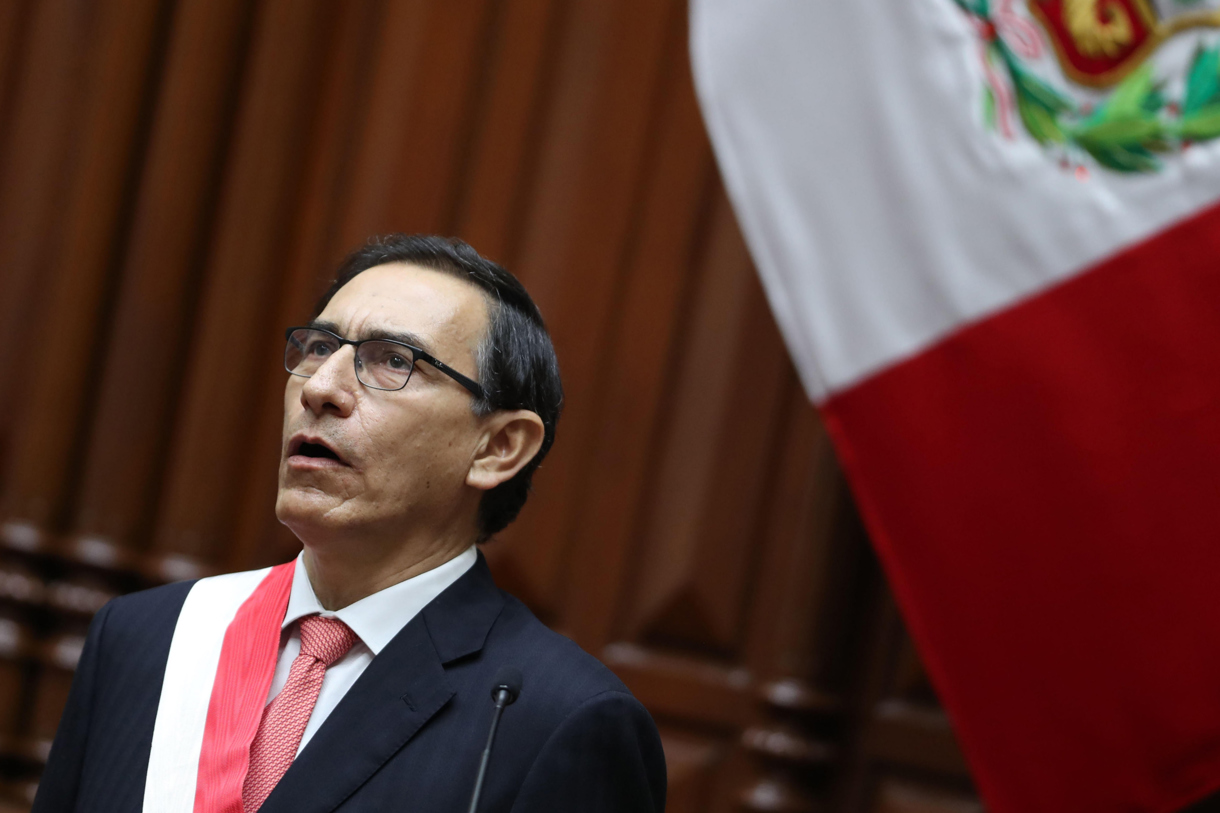 Fotografía de archivo del 23 de marzo de 2018 del ingeniero y empresario Martín Vizcarra jurando como nuevo presidente de Perú en el Congreso de la República del Perú, en Lima (Perú). (Foto de Ernesto Arias de la agencia EFE)