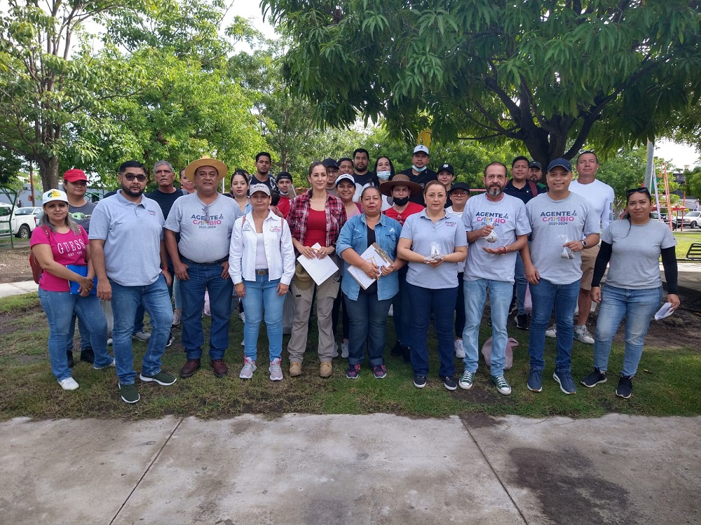 Participantes en la brigada que en colonias de Villa de Álvarez repartipo larvicida contra el mosco transmisor del dengue. (Foto cortesía del Ayuntamiento de Villa de Álvarez)