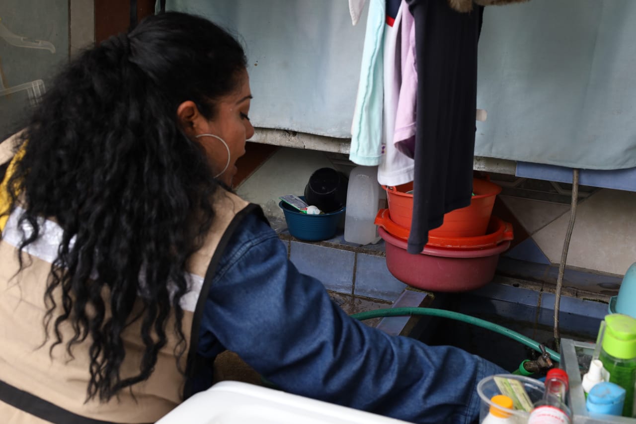 Personal de Vectores realiza constante control larvario. (Foto cortesía de la Secretaría de Salud)