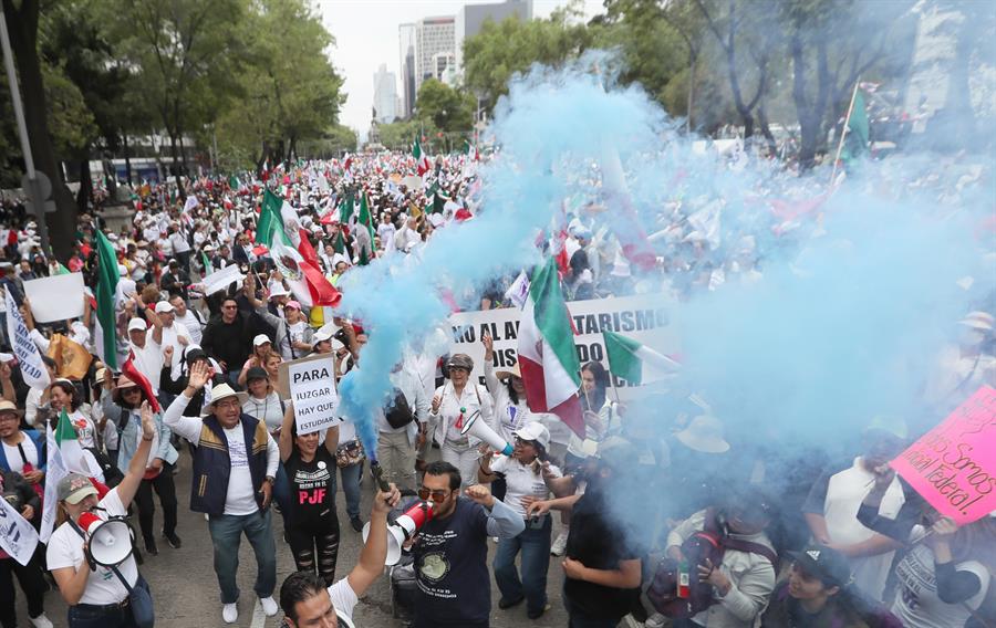 Trabajadores del Poder Judicial protestan al exterior de la Cámara de Senadores en la Ciudad de México. (Foto de EFE)