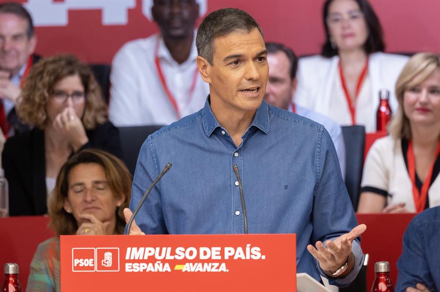 El líder socialista y presidente del Gobierno español, Pedro Sánchez, en el Comité Federal de su Partido, el PSOE. (Foto de EFE)