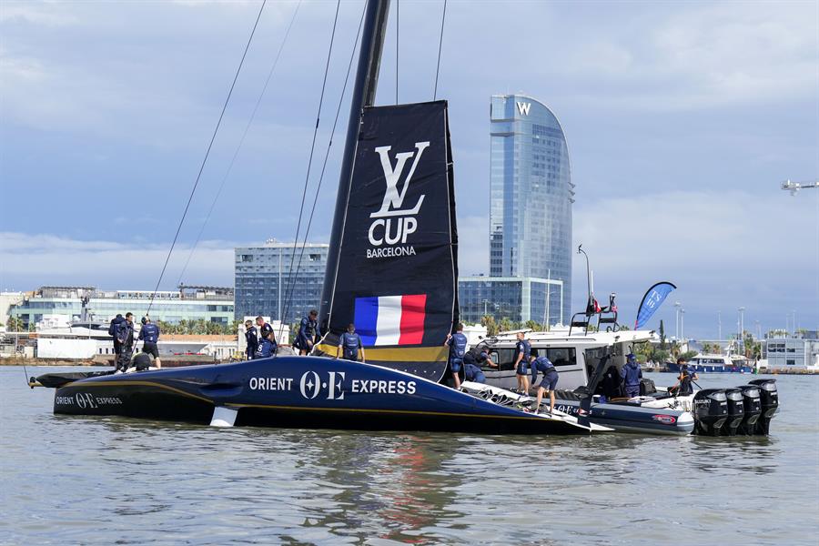 El Orient Express Racing Team realiza labores de mantenimiento, durante la 37ª Copa del América Louis Vuitton, en Barcelona, España. (Foto de EFE)